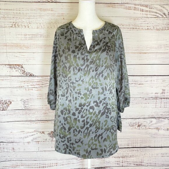 Queen Collection Blouse Women's size Small grey leopard print business - Picture 2 of 15